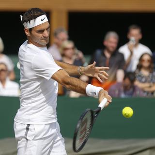 Roger Federer en entraînement sur le court de Wimbledon. [Keystone - Peter Klaunzer]