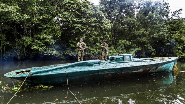 Des soldats colombiens sur le semi-submersible de 17 mètres saisis. [AFP - Colombian National Navy]