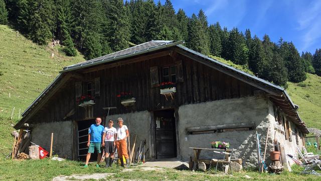 Le berger et agronome Pierre Praz avec sa compagne et son neveu sur l'alpage Le Coulaz (FR). [Marc Menichini]