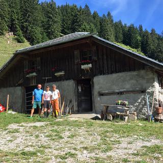 Le berger et agronome Pierre Praz avec sa compagne et son neveu sur l'alpage Le Coulaz (FR). [Marc Menichini]