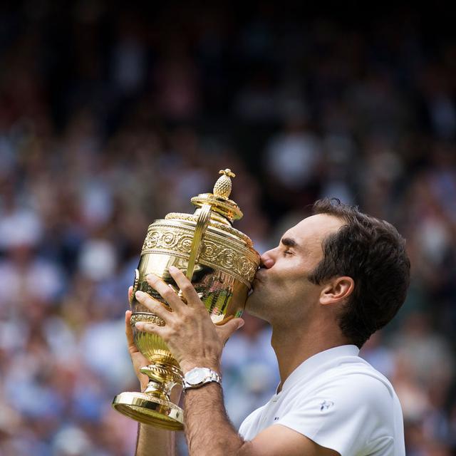 Roger Federer embrasse la trophée du tournoi de Wimbledon en juillet 2017.
Peter Klaunzer
Keystone [Keystone - Peter Klaunzer]