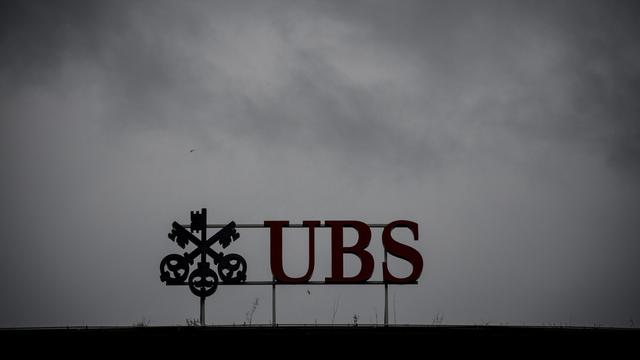 Le bénéfice net d'UBS a diminué de près de moitié en 2016 pour atteindre 3,3 milliards de francs. [Keystone - Ennio Leanza]