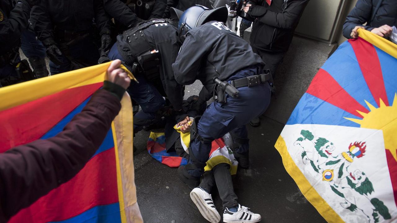Des policiers interpellent un manifestant pro-Tibet à Berne, 15.01.2017. [Keystone - Anthony Anex]