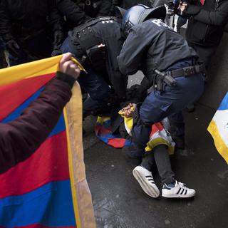 Des policiers interpellent un manifestant pro-Tibet à Berne, 15.01.2017. [Keystone - Anthony Anex]