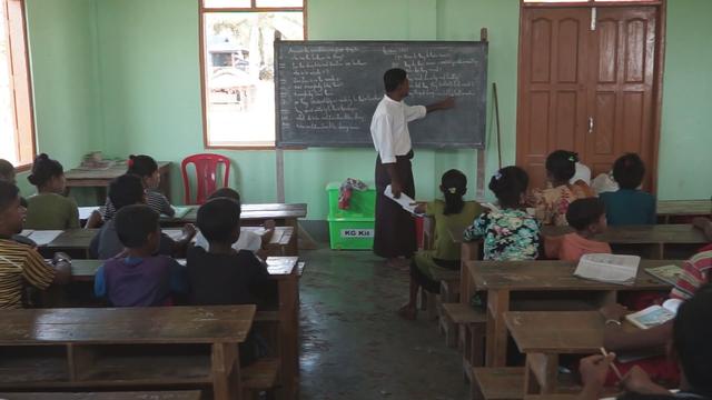 Une salle de classe dans ce village de Rohingyas, situé aux alentours de Sittwe, à l'ouest de la Birmanie. [RTS]