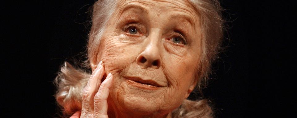 La comédienne français Danielle Darrieux en 2003 dans la pièce de théâtre "Oscar et la dame en rose". [AFP - Eric Feferberg]