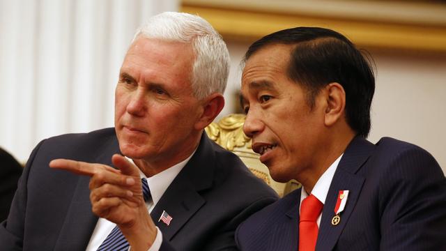 Le vice-président américain Mike Pence et le président indonésien Joko Widodo. [AFP - Beawiharta]