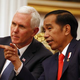 Le vice-président américain Mike Pence et le président indonésien Joko Widodo. [AFP - Beawiharta]