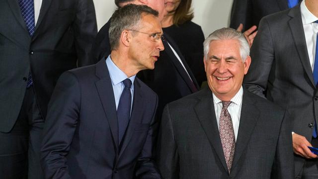 Le secrétaire général de l'OTAN Jens Stoltenberg (à gauche) en compagnie du secrétaire d'Etat américain Rex Tillerson (à droite), lors d'une réunion à Bruxelles, le 31 mars 2017. [Keystone - Stéphanie Lecocq/EPA]