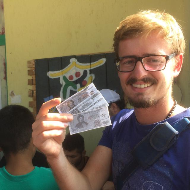Fabian Bracher, Bernois de 27 ans, a mis sa formation de travailleur social entre parenthèses pour aller aider les migrants. [RTS - Gabrielle Desarzens]