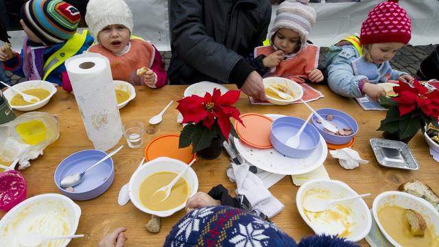 L'Etat n'en fait pas assez pour soutenir les enfants et les familles, avertir Caritas. (Image d'illustration). [Keystone - Sigi Tischler]