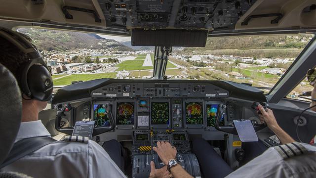 Le cockpit d'un avion de Swiss arrivant à Lugano-Agno. [Keystone - Ti-Press/Samuel Golay]