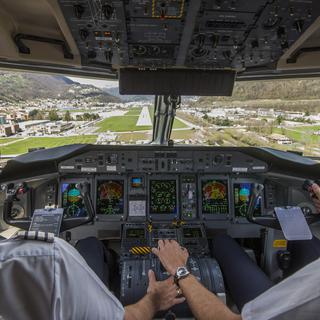 Le cockpit d'un avion de Swiss arrivant à Lugano-Agno. [Keystone - Ti-Press/Samuel Golay]
