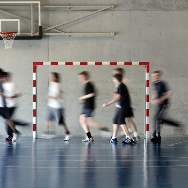 Elèves durant un cours de gym. [Keystone - Martin Ruetschi]