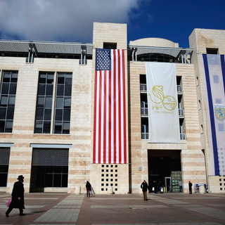 Drapeau américain sur la façade de la mairie de Jérusalem, 07.12.2017. [EPA/Keystone - Abir Sultan]