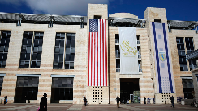 Drapeau américain sur la façade de la mairie de Jérusalem, 07.12.2017. [EPA/Keystone - Abir Sultan]