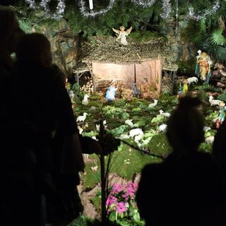 Une crèche de Noël géante installée dans le temple de Dommartin en 2016. [Keystone - Laurent Gilliéron]