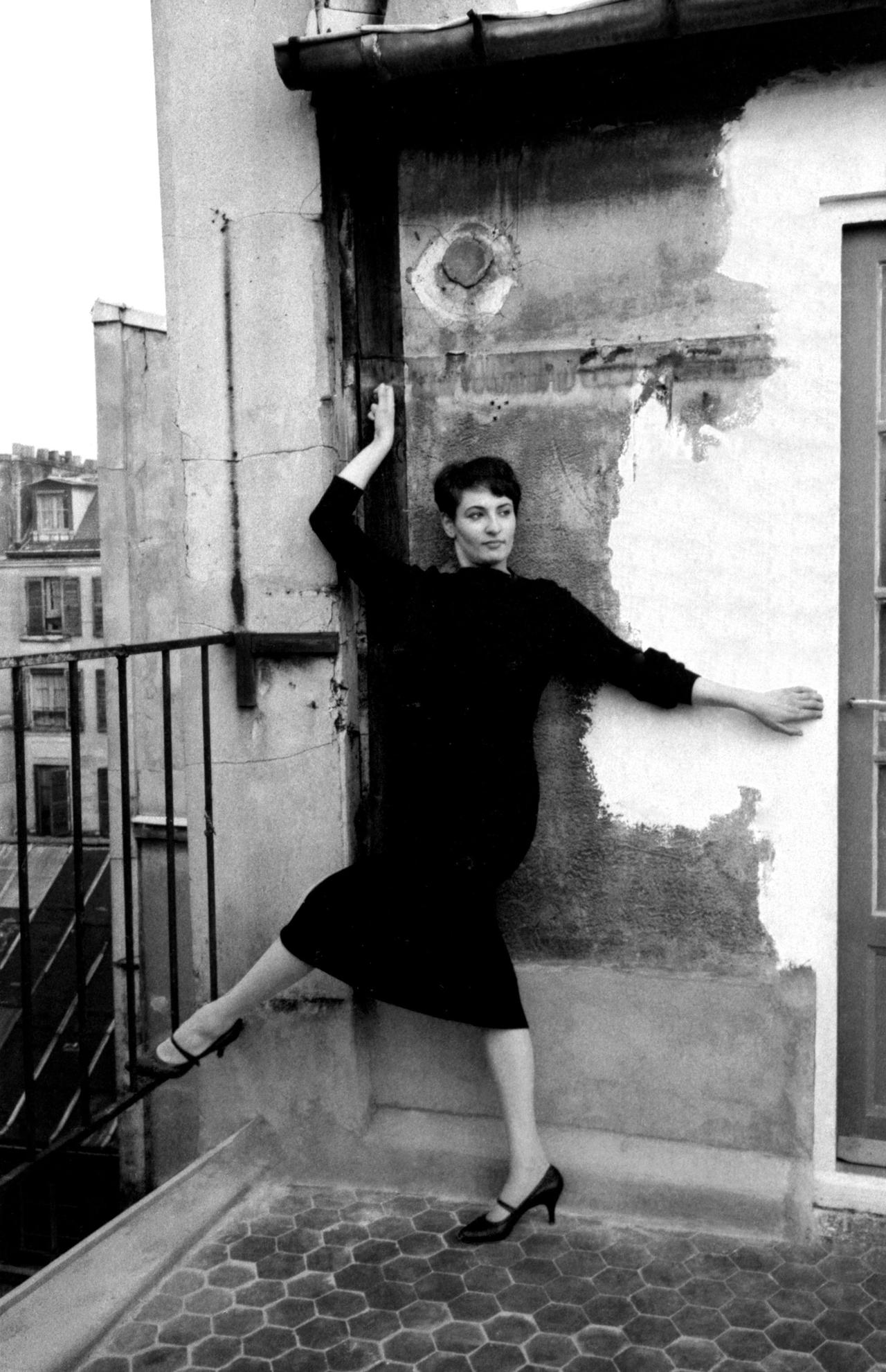 Barbara quand elle habitait encore rue de Vitruve, vers 1958 [Philarmonique de Paris - Collection Georges Dudognon]