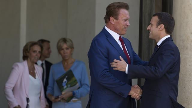 Arnold Schwarzenegger et Emmanuel Macron sur le perron de l'Elysée, ce vendredi 23 juin 2017. [EPA/IAN LANGSDON]