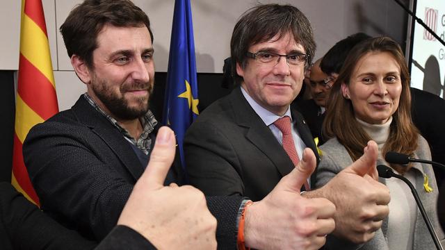 Le leader indépendantiste catalan Carles Puigdemont (au centre) célèbre la victoire de son camp depuis Bruxelles, où il s'est exilé. [AP/Keystone - Geert Vanden Wijngaert]