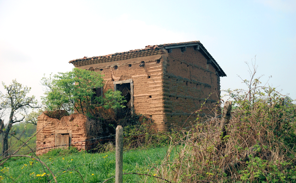 Maison en pisé dans le hameau de Loure, matériau traditionnel [CC-by-SA - Romary]