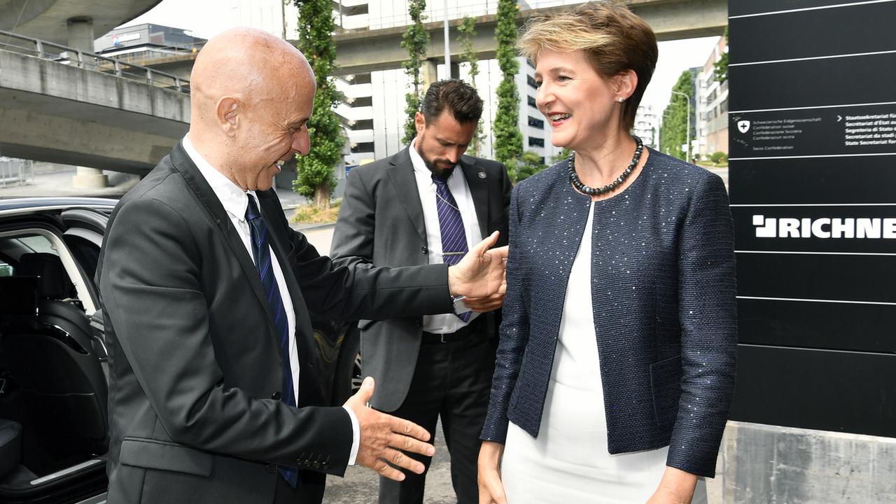 Le président du Conseil italien Marco Minniti reçu par Simonetta Sommaruga à Zurich, 12.06.2017. [Keystone - Walter Bieri]