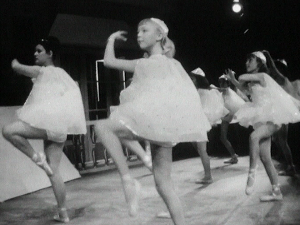 Petites ballerines dans spectacle de Noël, 1963. [RTS]