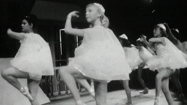 Petites ballerines dans spectacle de Noël, 1963. [RTS]