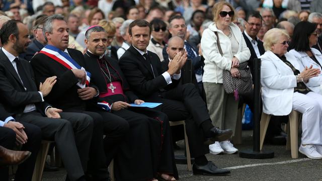 Le Premier ministre Edouard Philippe (à g.), le maire de Saint-Etienne-du-Rouvray Joachim Moyse, l'Archevêque de Rouen Dominique Lebrun à côté d'Emmanuel Macron pour l'hommage au prêtre égorgé il y a un an. [AFP - Charly Triballeau]