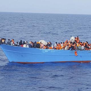 Une embarcation de migrants secourue mercredi au large de la Libye. [AP Migrant Offshore Aid Station (MOAS)]