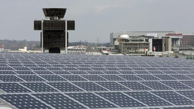 Les panneaux solaires installés sur le toit d'un hangar de l'aéroport de Genève. [Keystone - Martial Trezzini]