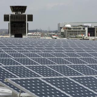 Les panneaux solaires installés sur le toit d'un hangar de l'aéroport de Genève. [Keystone - Martial Trezzini]
