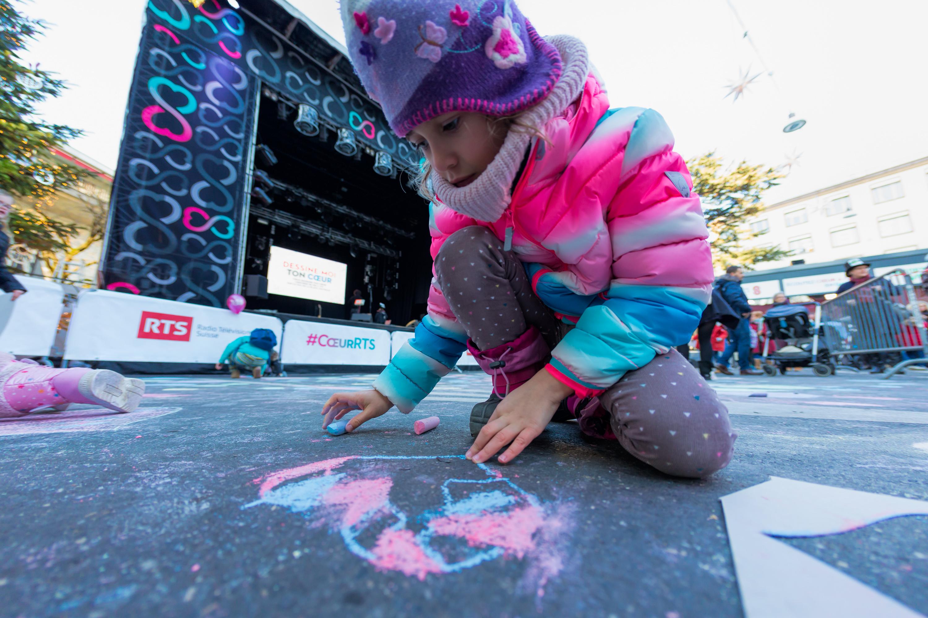 Des coeurs dessinés par les enfants sur la place Centrale de Lausanne, devant la scène de Coeur à Coeur. [RTS - Alexandre Chatton]