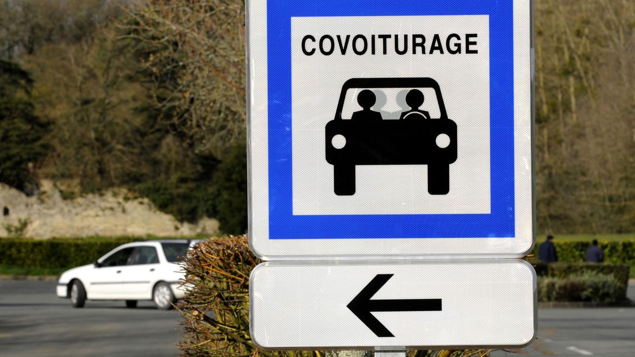 Le covoiturage pourrait faire baisser notablement le trafic sur les routes suisses. [Photononstop/AFP - Alain Le Bot]