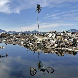 Le tsunami du 26 décembre 2004 a fait plus de 130'000 morts et 650'000 sans-abri dans la province d'Aceh. Ce drame a eu pour effet de relancer le processus de paix dans cette région qui était en guerre civile depuis trente ans. Aujourd'hui, la province est reconstruite et la paix toujours durable. [La Liberté - © Alain Wicht]