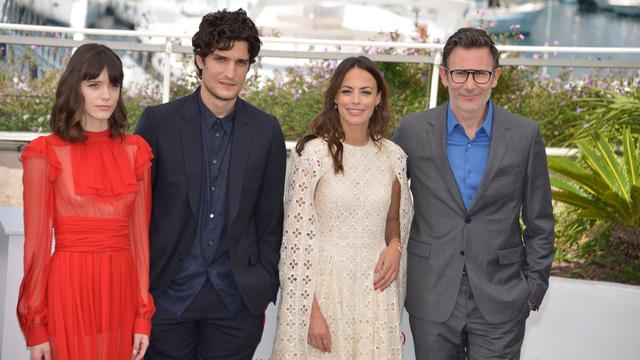 L'équipe du film "Le Redoutable": Stacey Martin, Louis Garrel, Bérénice Béjo, Michel Hazanavicius photographiés à Cannes le 21 mai 2017. [AFP - Jacky Godard]