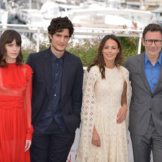 L'équipe du film "Le Redoutable": Stacey Martin, Louis Garrel, Bérénice Béjo, Michel Hazanavicius photographiés à Cannes le 21 mai 2017. [AFP - Jacky Godard]