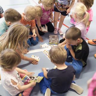 Des enfants dans une salle de gymnastique dans le canton de Schwyz. [Keystone - Gaëtan Bally]