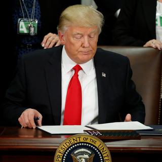 Donald Trump s'apprêtant à signer un décret. [Reuters - Jonathan Ernst]