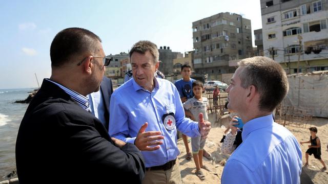 Peter Maurer dans un camp de réfugiés à Gaza, 05.09.2017. [EPA/Keystone - Mohammed Saber]