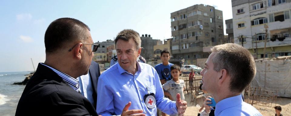 Peter Maurer dans un camp de réfugiés à Gaza, 05.09.2017. [EPA/Keystone - Mohammed Saber]