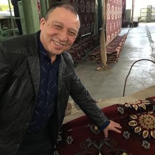 M. Maimaiti, directeur de l'usine de tapis d'Urumqi, plus grande usine de tapis de la région chinoise du Xinjiang. [RTS - Raphaël Grand]