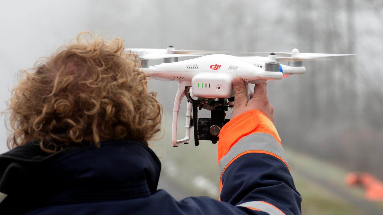 La commune peut continuer à faire voler ses drones (image d'illustration). [Keystone - Urs Flüeler]