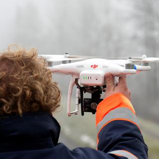 La commune peut continuer à faire voler ses drones (image d'illustration). [Keystone - Urs Flüeler]