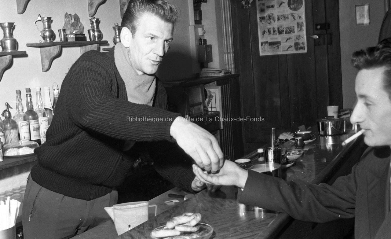 Georges Schneider dans son bar après sa reconversion. [Bibliothèque de La Chaux-de-Fonds - DAV - Fonds Jean Buhler]