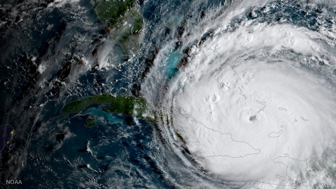 Images satellite de la Nasa qui montrent l'ouragan Irma passant au-dessus de l'est de l'île de Cuba et se dirigeant vers la Floride. [Courtesy NOAA National Weather Service National Hurricane Center]