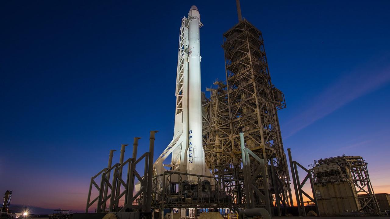 Une fusée Falcon 9 de la société SpaceX sur sa plateforme de lancement à Cap Canaveral, 18.02.2017. [EPA/SpaceX]