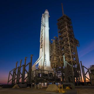 Une fusée Falcon 9 de la société SpaceX sur sa plateforme de lancement à Cap Canaveral, 18.02.2017. [EPA/SpaceX]
