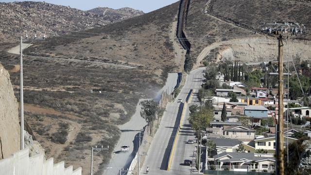 Un véhicule de la police des frontières longe la route qui sépare le Mexique de la Californie. [Gregory Bull]