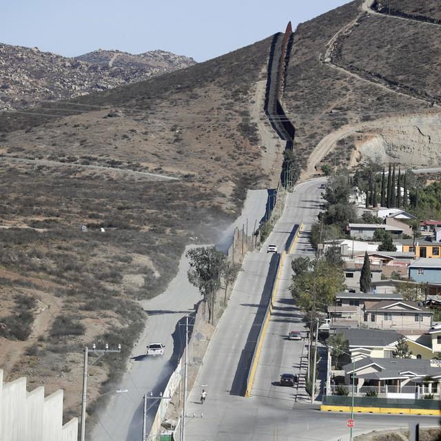Un véhicule de la police des frontières longe la route qui sépare le Mexique de la Californie. [Gregory Bull]